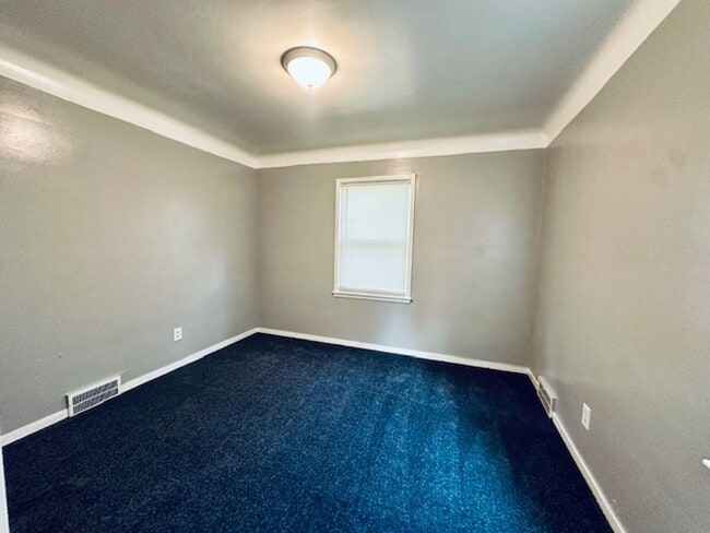 Building Photo - 3 Bedroom 1 Bath Welcome Section 8