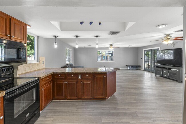 Building Photo - 6918 Tradewind Way