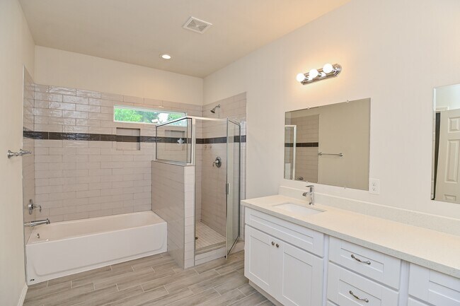 Building Photo - 1110 Louise St