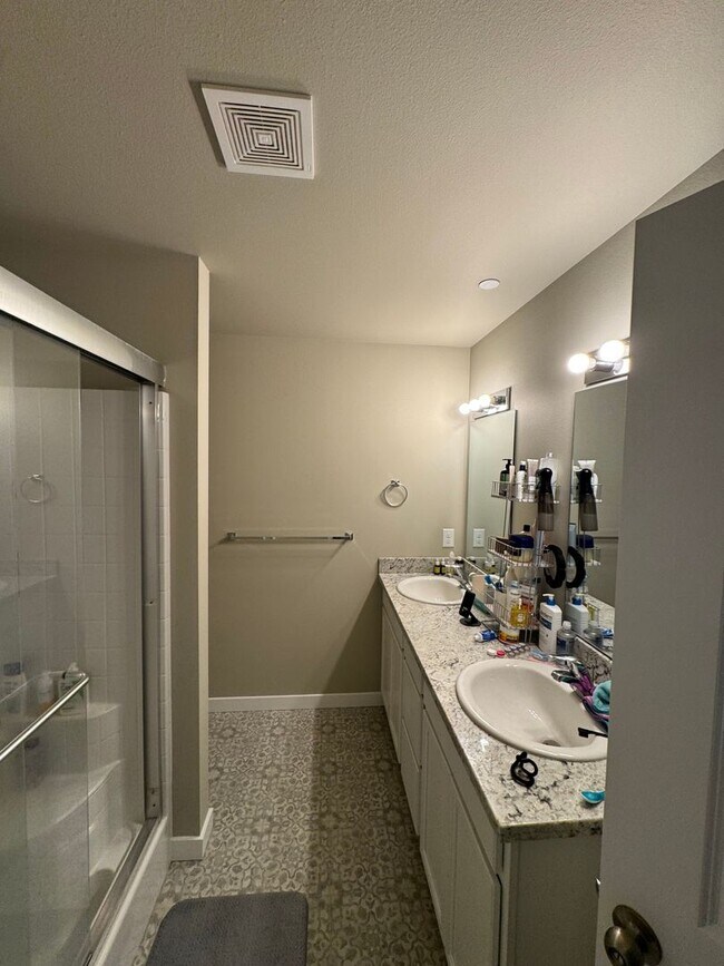 Building Photo - Modern 3BR / 2.5BA Townhome in Port Orchard – Spacious, Bright, and Conveniently Located