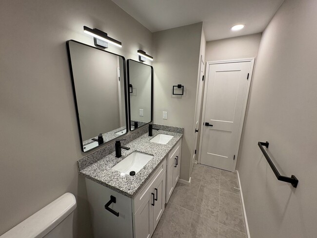 Building Photo - Newly Renovated 4 bed, 2.5 bath Townhome i...
