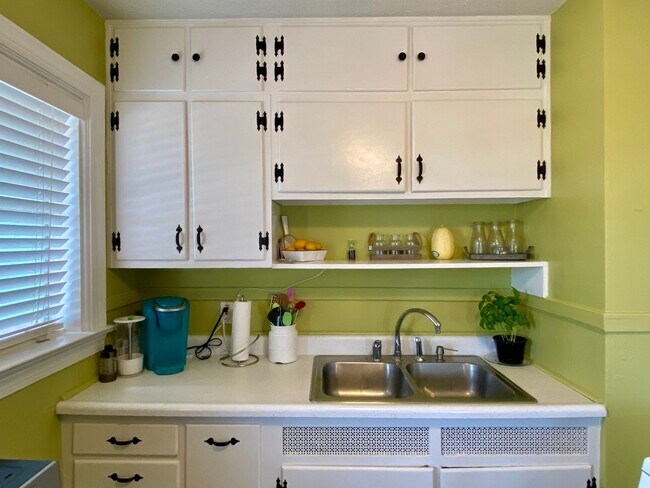 Building Photo - BayFront Beach Cottage