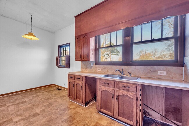 Building Photo - 415 19th St N