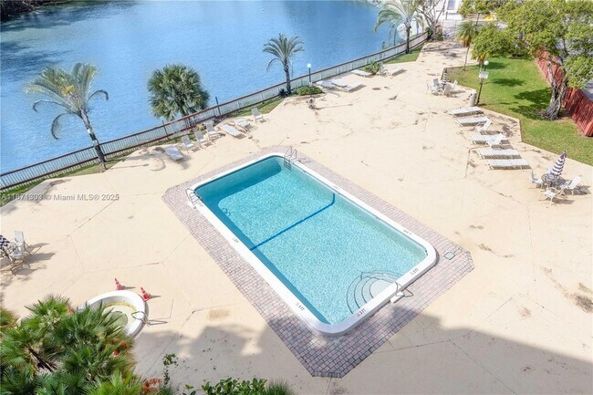 Building Photo - 1300 NE Miami Gardens Dr