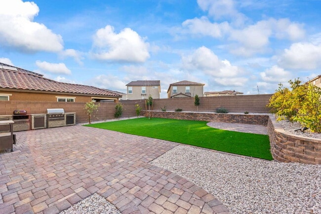 Building Photo - Beautiful two-story home with a bright open floor plan and modern finishes throughout. The spacio...