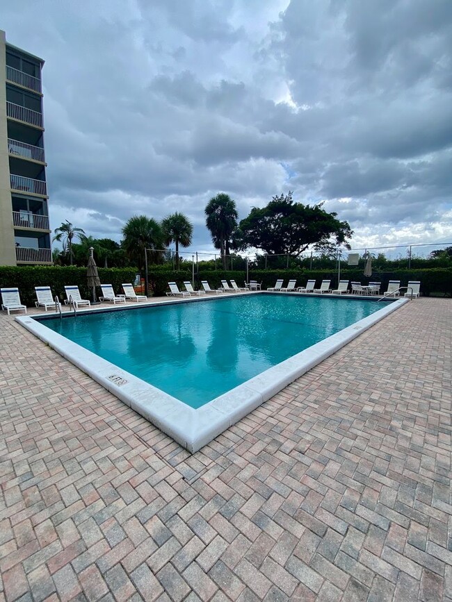 Building Photo - Great Condo in Boca Teeca remodeled Building