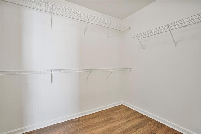 Building Photo - 1938 Dilcrest Dr