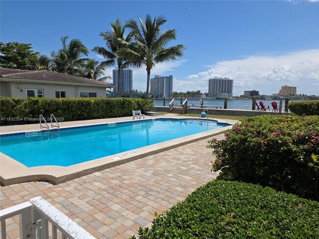 Building Photo - 2250 Bay Dr