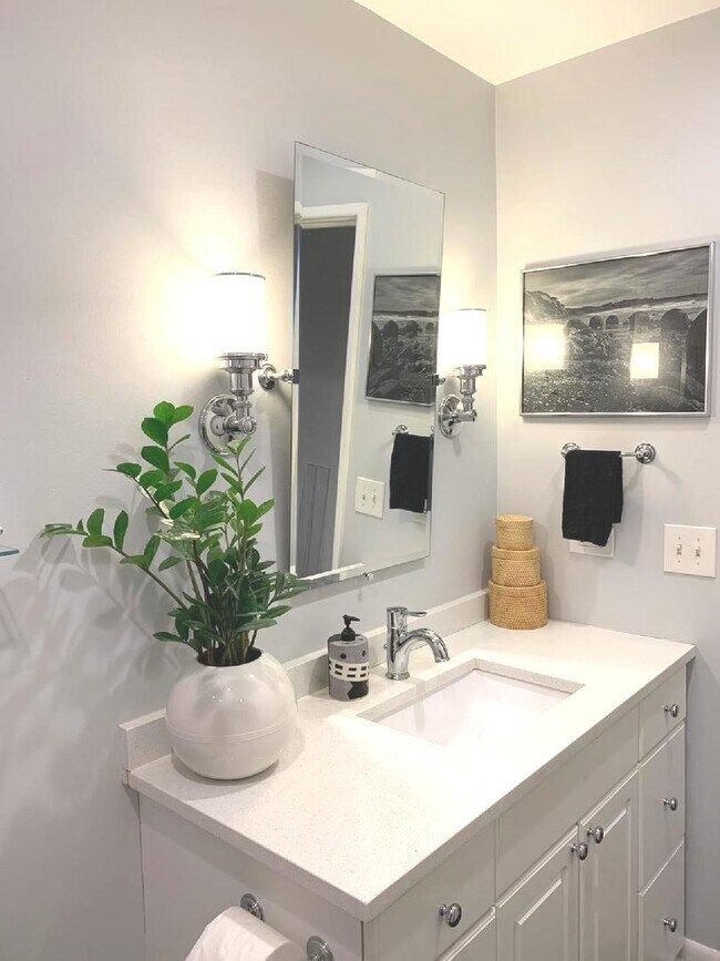 Building Photo - 711 Austin St