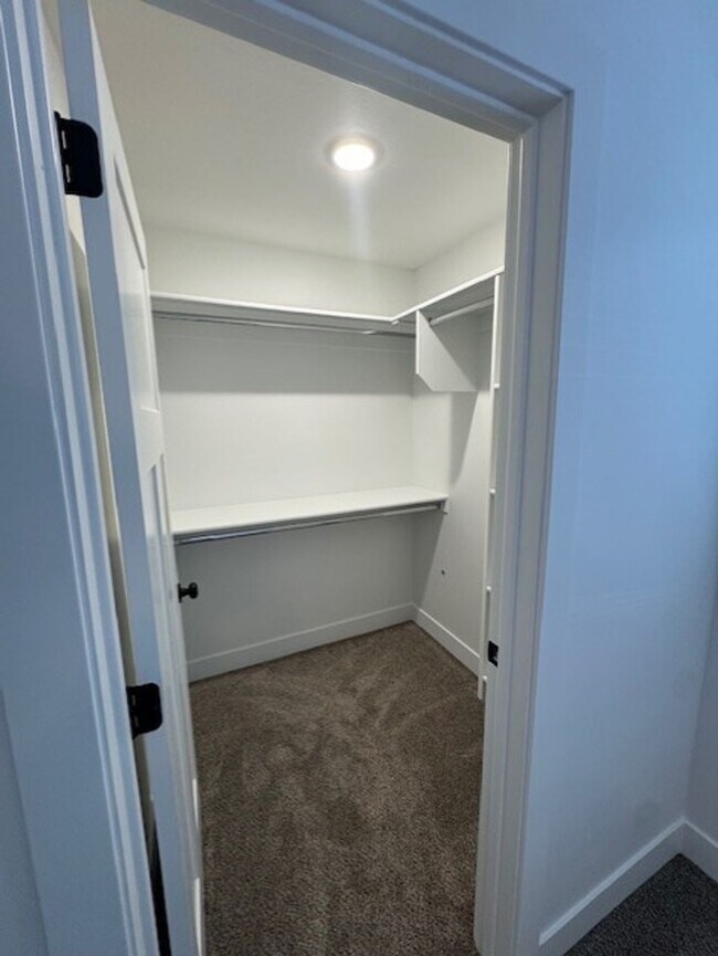 Building Photo - Room for Rent in Two Bedroom Unit