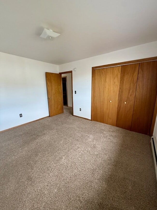 Building Photo - 2 Bedrooms 1 Bathroom - 4 Plex - Belgrade