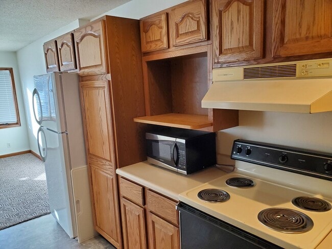 Building Photo - 2 bedroom duplex with 2 car attached garage!