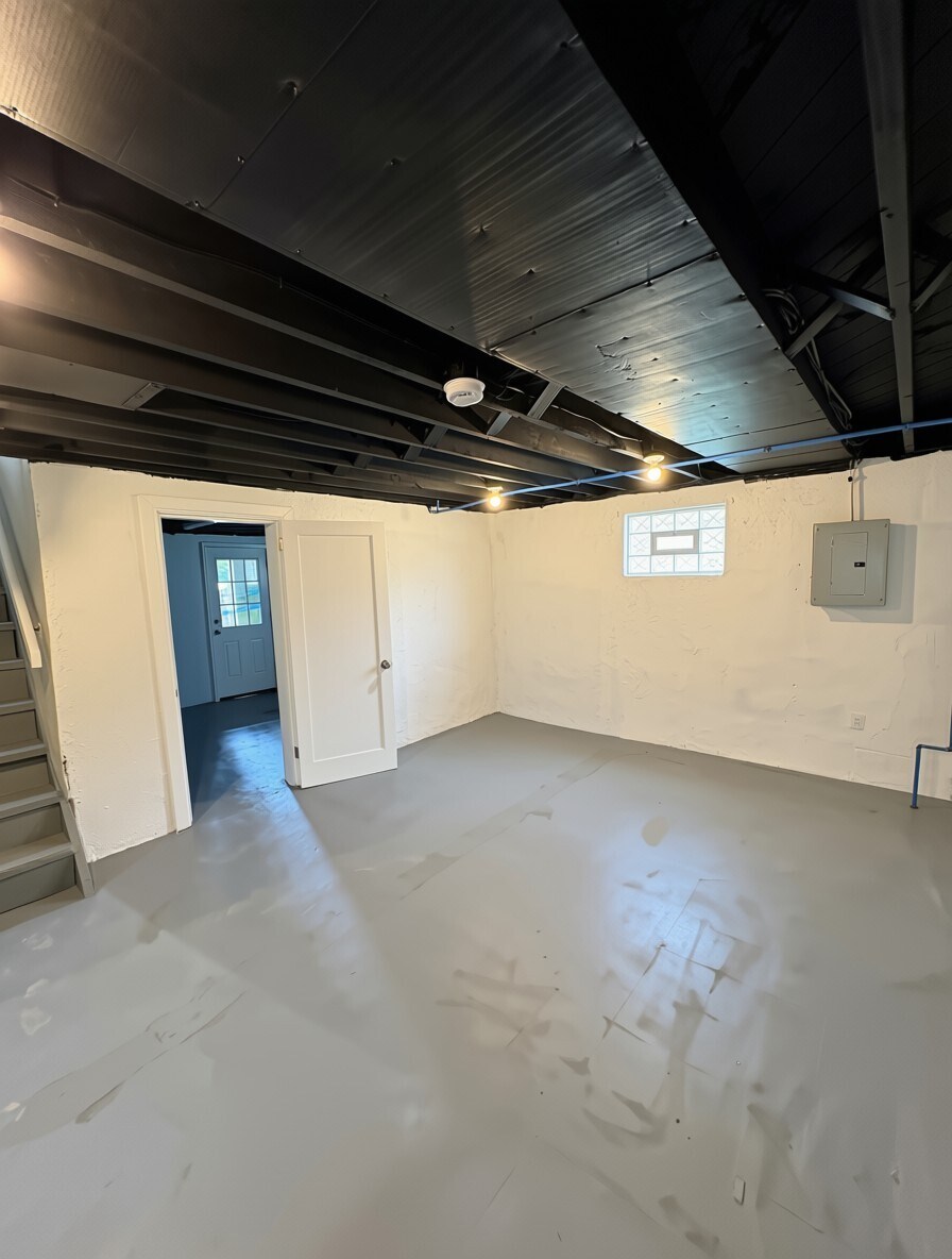 Building Photo - 5125 Highview Dr