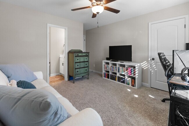 Building Photo - 2 Bed 2.5 Bath Townhome