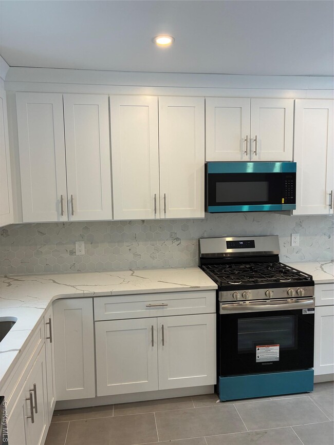 Building Photo - 204 E Shore Rd