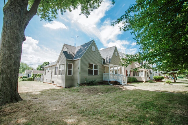 Building Photo - 233 W Poinsetta Ave