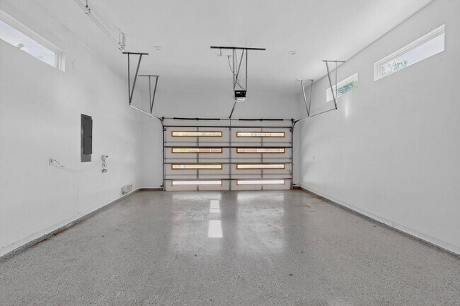 Building Photo - 3946 N Cresthaven Rd