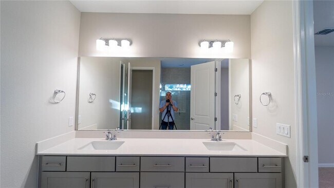 Building Photo - 16446 Lone Oak Cir