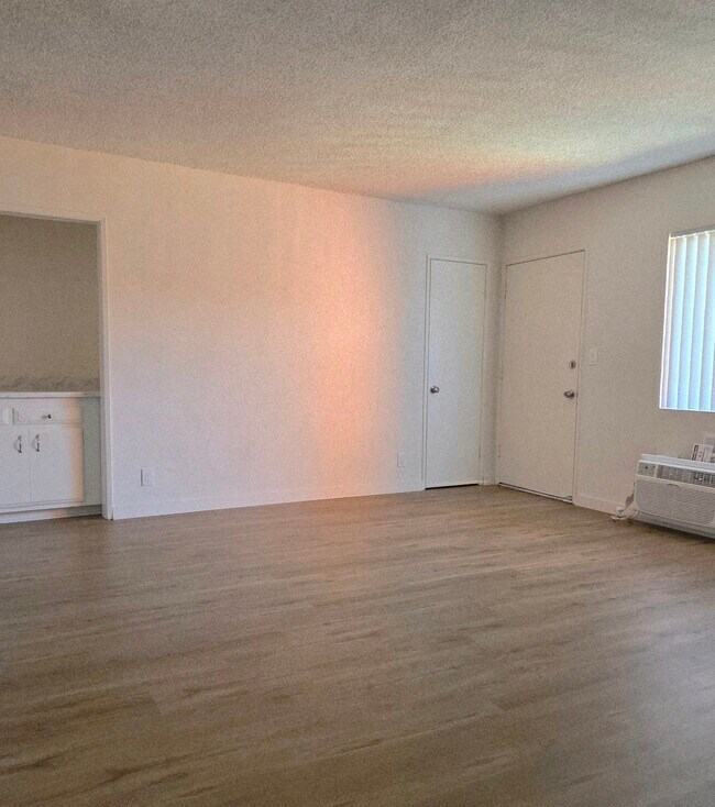 Building Photo - 14335 Burbank Blvd