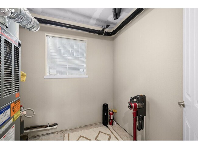 Building Photo - Beautiful Newly Renovated Spacious 3 Bedroom Home!