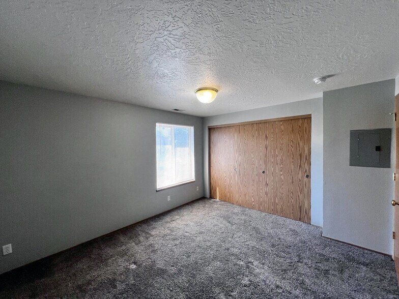 Building Photo - 4000 NE 109th Ave