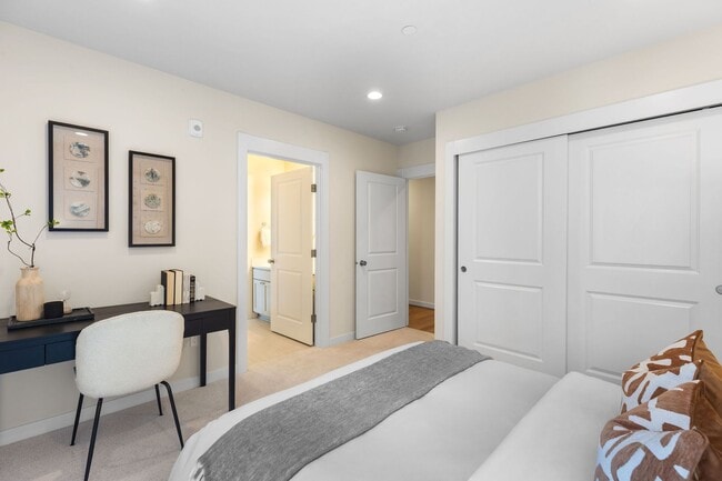 Building Photo - Comfort Meets Convenience in This Bellevue Condo