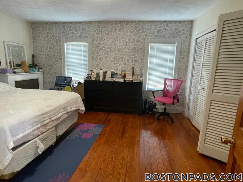 Building Photo - 354 Main St