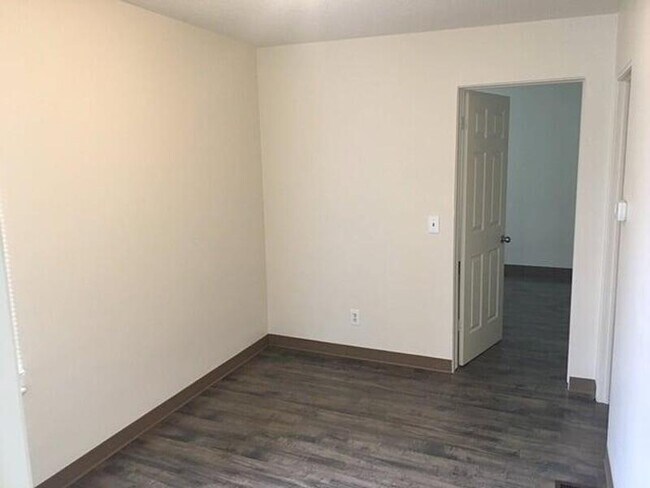 Building Photo - 560 S 600 E