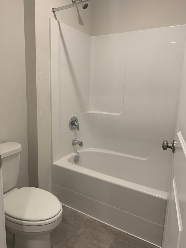 Building Photo - 4 BED/2.5 BATH PLUS A HUGE BONUS ROOM! HIGH END FINISHES! LARGE FENCED BACKYARD !