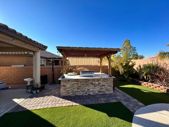 Building Photo - 1 Story 4Bed Pool Built in BBQ