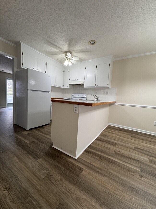 Building Photo - 870 Spring Forest Rd