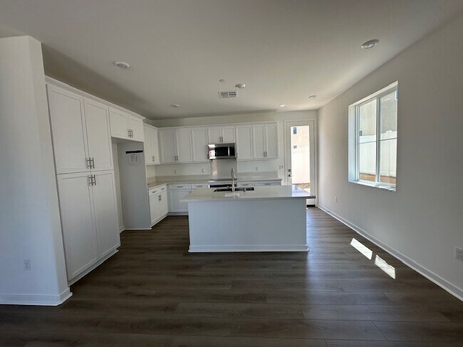 Building Photo - Newer Lennar 4 Bedroom in Murrieta French Valley Area