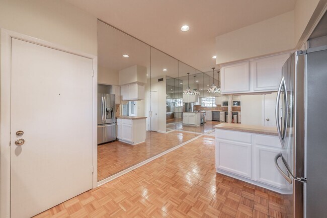 Building Photo - 2-bedroom, 2-bath condo located in the highly desirable Ridglea North neighborhood.