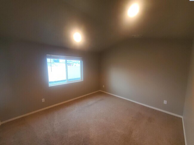 Building Photo - Kennewick Rambler with 3 Car Garage