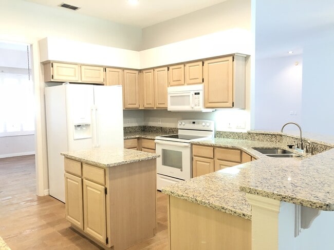Building Photo - Beautiful Home with Water View in Eastwood!