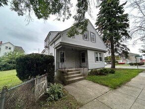 Building Photo - 1821 Cranston St