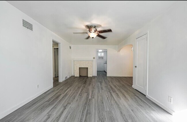 Building Photo - 915 E Ave E