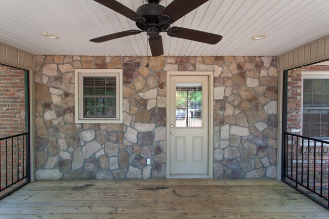 Building Photo - 2049 Powderhouse Rd SE