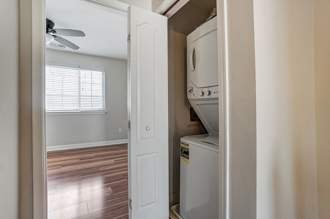 Building Photo - Charming Townhome in Sought-After Williams...