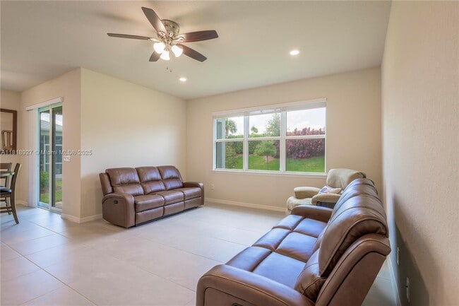 Building Photo - 12300 SW Myrtle Oak Dr