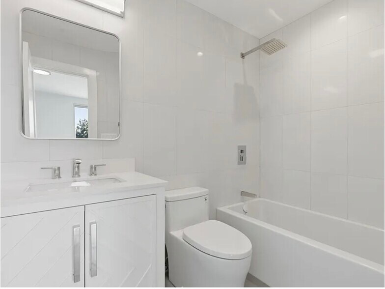 Building Photo - 1924 W Grand Ave