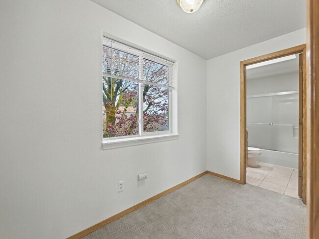 Building Photo - NAVAB02