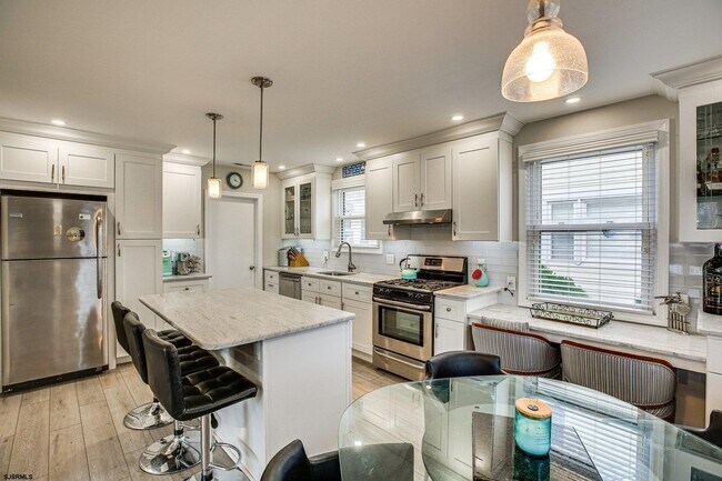 Building Photo - 200 N Essex Ave