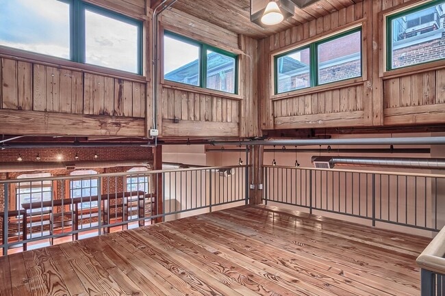 Building Photo - Huge Luxury 2 Story Condo with Private Rooftop Deck!