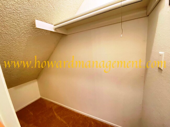 Building Photo - Spacious Townhouse condo with central A/C,...