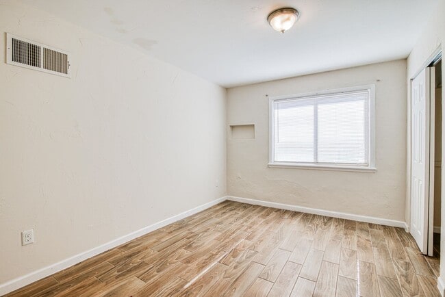 Building Photo - Great Location