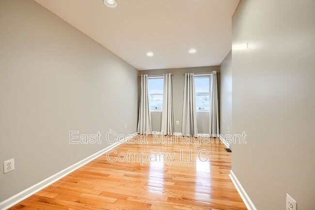 Building Photo - 2826 Huntingdon Ave