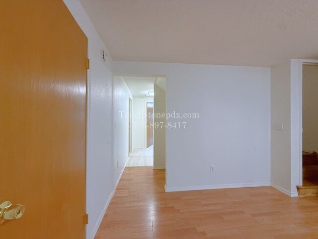 Building Photo - 980 NW Wallula Ave