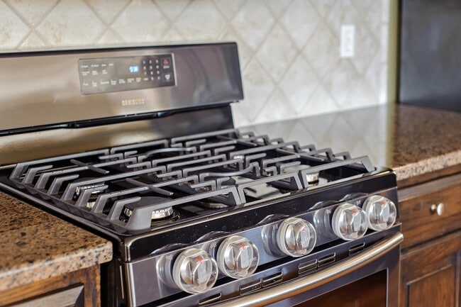 Building Photo - Gorgeous 4 Bedroom home in Blue Valley Schools