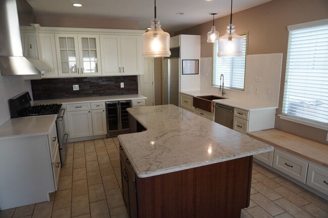 Building Photo - Beautiful Home in Gated Community!